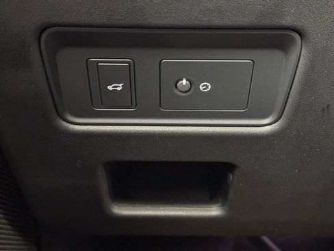 Used 2023 Land Rover Discovery Metropolitan Edition image 42