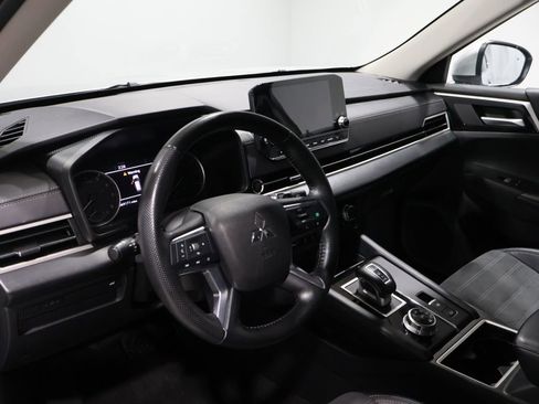 Used 2024 Mitsubishi Outlander SE image 16