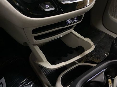 Used 2023 Chrysler Pacifica Touring-L FWD image 54
