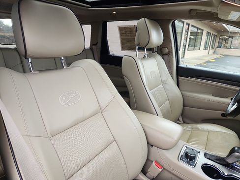 Used 2017 Jeep Grand Cherokee Overland image 32