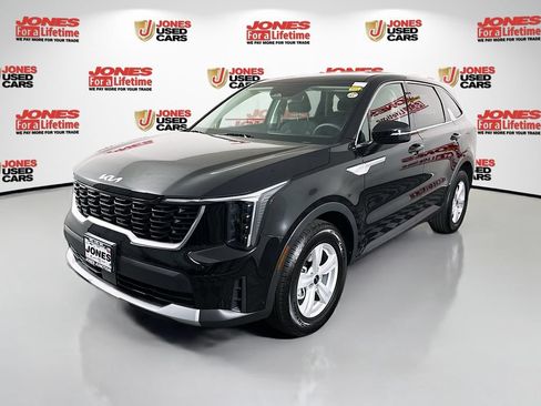 Certified 2025 Kia Sorento LX FWD image 13