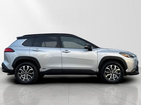 Used 2024 Toyota Corolla Cross SE image 3