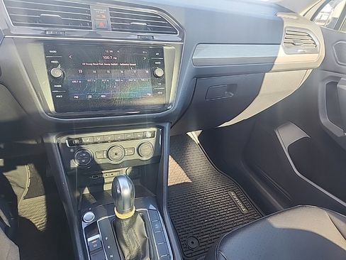 Used 2018 Volkswagen Tiguan SE w/ Panoramic Sunroof Package image 14