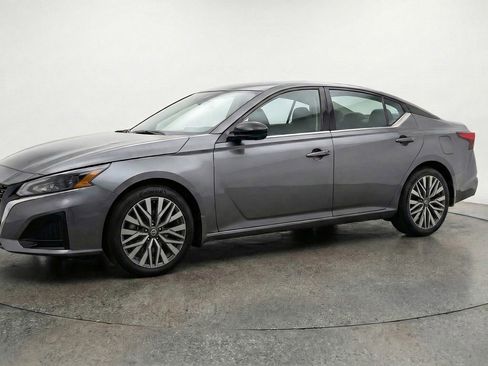 Used 2025 Nissan Altima 2.5 SV FWD image 3
