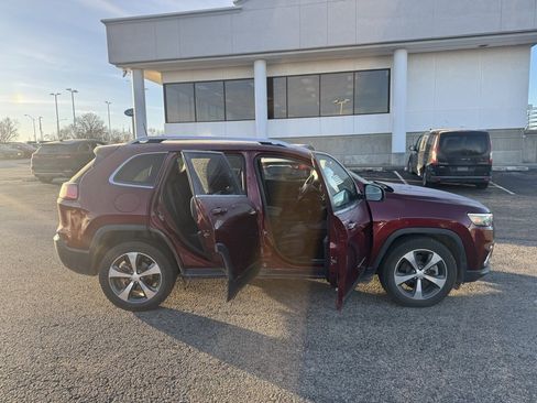 Used 2019 Jeep Cherokee Limited image 8