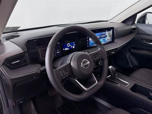 Used 2025 Nissan Kicks SV FWD image 9
