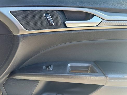 Used 2018 Ford Fusion SE w/ Fusion SE Technology Package FWD image 12