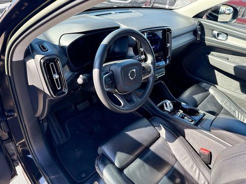 Used 2023 Volvo XC40 B5 Plus image 10