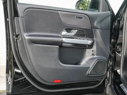 Used 2022 Mercedes-Benz GLB 250 w/ Premium Package Lite image 19