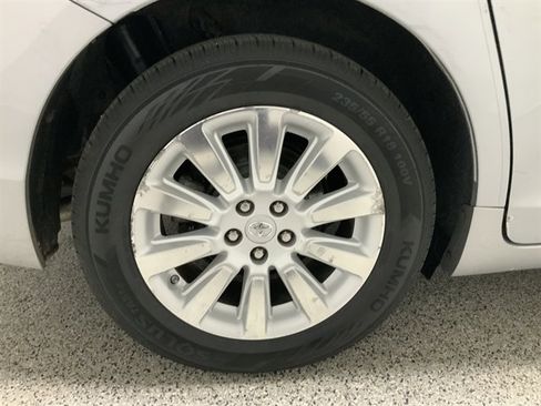 Used 2015 Toyota Sienna XLE image 13