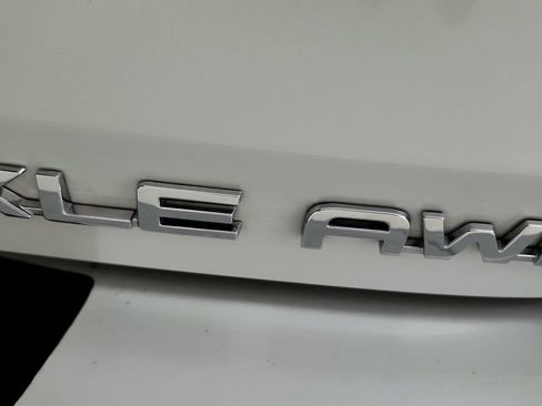 Used 2024 Toyota Highlander XLE AWD/4WD image 14