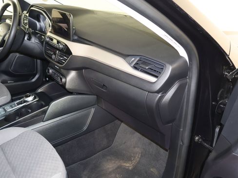 Used 2022 Ford Escape SE w/ SE Sport Appearance Package image 38