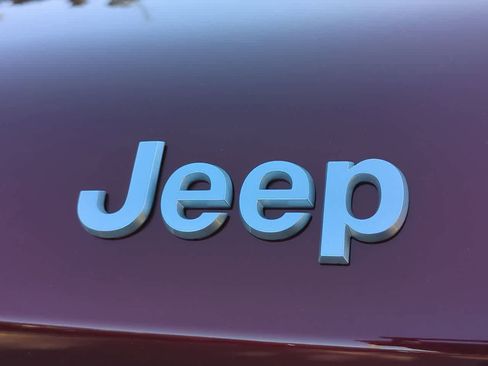 New 2025 Jeep Grand Cherokee Laredo w/ Luxury Tech Group I RWD image 12