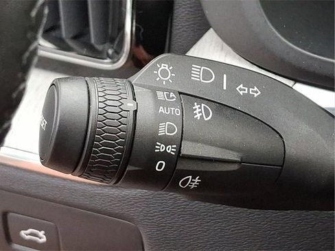 Certified 2025 Volvo XC60 B5 Plus image 22