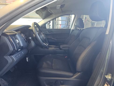 Used 2024 Nissan Pathfinder SV image 16