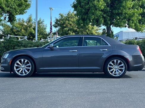 Used 2019 Chrysler 300 Limited RWD image 7