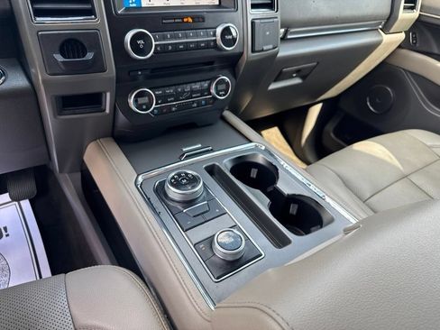Used 2018 Ford Expedition XLT w/ Equipment Group 202A AWD/4WD image 31