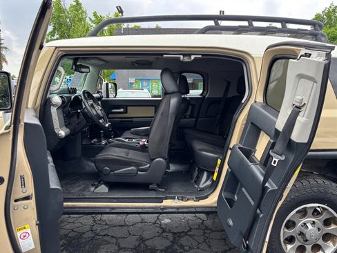 Used 2011 Toyota FJ Cruiser 4WD w/ Upgrade Pkg image 12