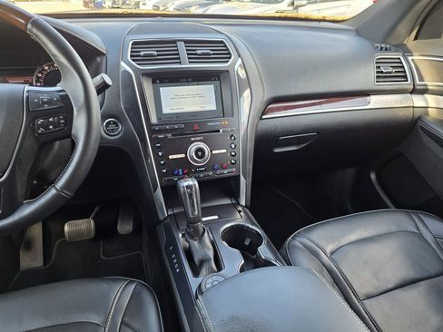 Used 2017 Ford Explorer Platinum image 14