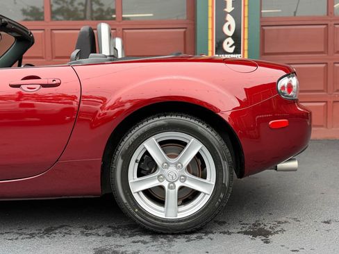 Used 2006 MAZDA MX-5 Miata Touring RWD image 34