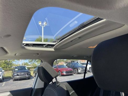 Used 2024 Hyundai Venue SEL FWD image 17