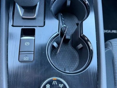 Used 2022 Nissan Rogue SV image 25