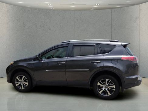 Used 2018 Toyota RAV4 XLE FWD image 8