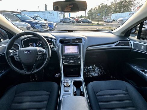 Used 2019 Ford Fusion SE FWD image 22