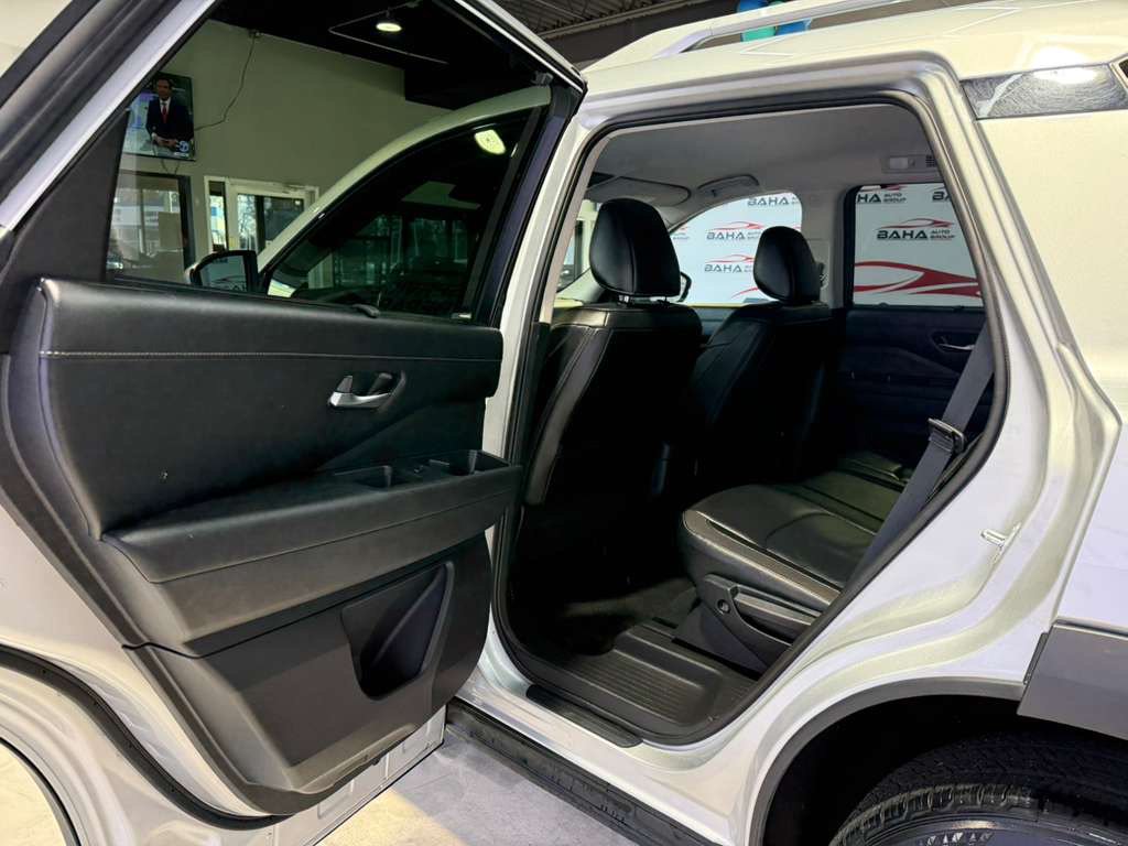 Used 2025 Nissan Pathfinder SL FWD image 31