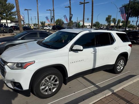 Used 2021 Chevrolet Traverse LT FWD image 1