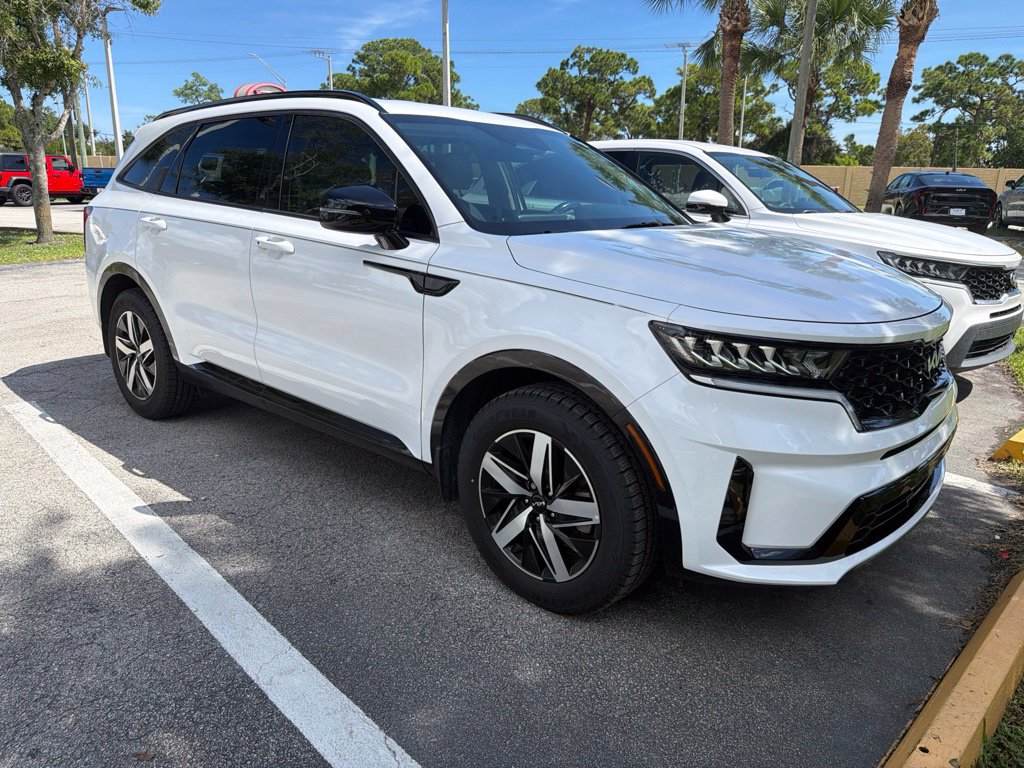 Certified 2022 Kia Sorento S FWD image 2