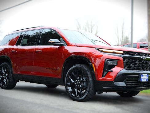 Used 2024 Chevrolet Traverse RS image 3