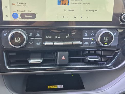 Used 2023 Toyota Highlander XLE AWD/4WD image 31