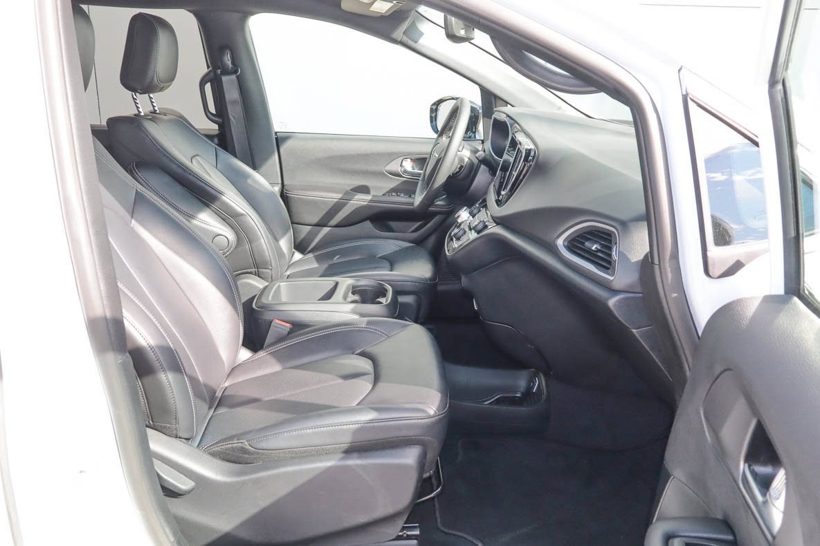 Used 2026 Chrysler Pacifica Select FWD image 24
