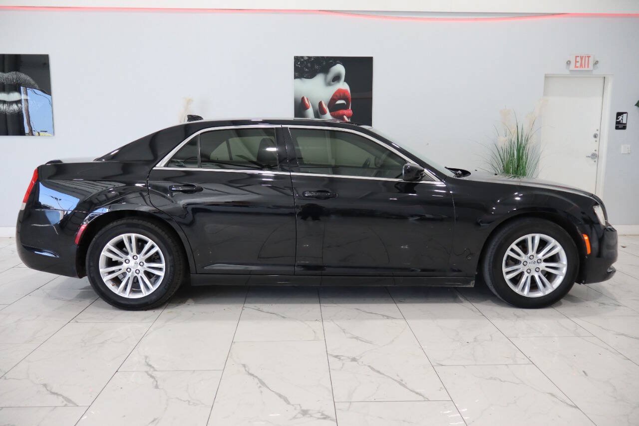 Used 2019 Chrysler 300 Touring w/ Driver Convenience Group RWD image 5
