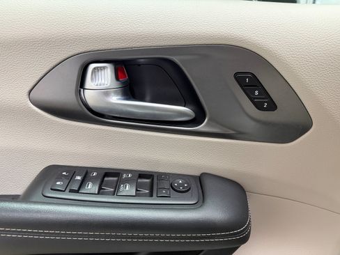 Used 2024 Chrysler Pacifica Touring-L FWD image 15