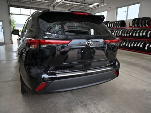Used 2023 Toyota Highlander XLE AWD/4WD image 8