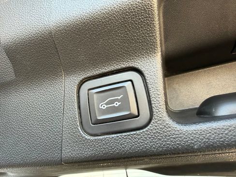 Used 2018 GMC Acadia SLE FWD image 32