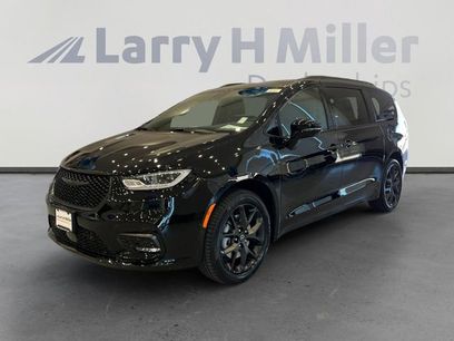 New 2026 Chrysler Pacifica Select