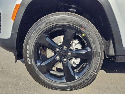 New 2025 Jeep Grand Cherokee Altitude image 8