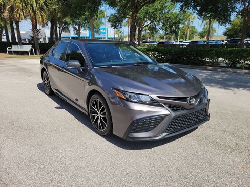 Used 2023 Toyota Camry SE FWD image 2