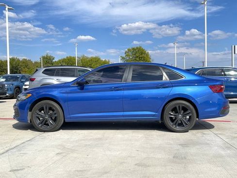 Used 2023 Volkswagen Jetta SE w/ Panoramic Sunroof Package image 3