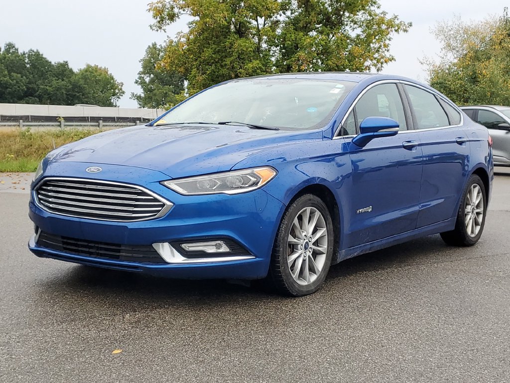 Used 2017 Ford Fusion SE w/ Equipment Group 602A FWD image 2