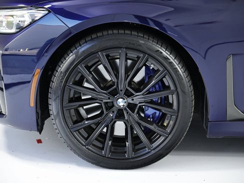 Used 2022 BMW 740i w/ M Sport Package image 5