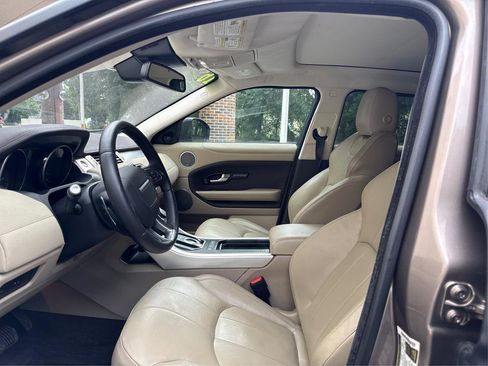 Used 2016 Land Rover Range Rover Evoque SE image 9