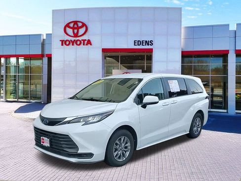 Used 2022 Toyota Sienna LE image 8