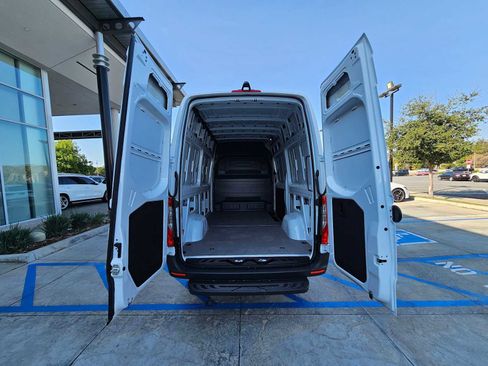 Used 2025 Mercedes-Benz Sprinter 2500 image 20