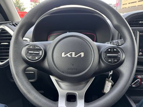 Used 2025 Kia Soul LX w/ LX Technology Package FWD image 25