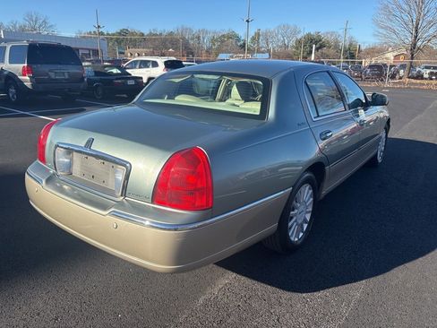 Used 2005 Lincoln Town Car Signature image 3