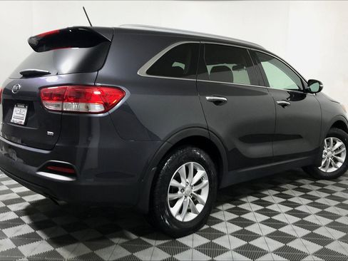 Used 2017 Kia Sorento LX image 12